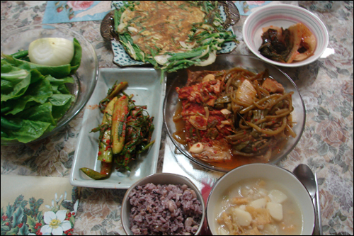 저녁 식사로 차려진 행복한 밥상이다. 손수 가꾼 무공해 농산물로 만들었다. 강낭콩 잡곡밥, 감자 북어국, 자반고등어 찌개, 부추 부침개, 상추쌈,  오이 김치 등이다. 